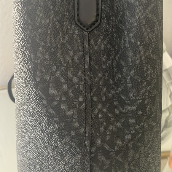 Michael Kors Large Bucket Messenger - Picture 7 of 10